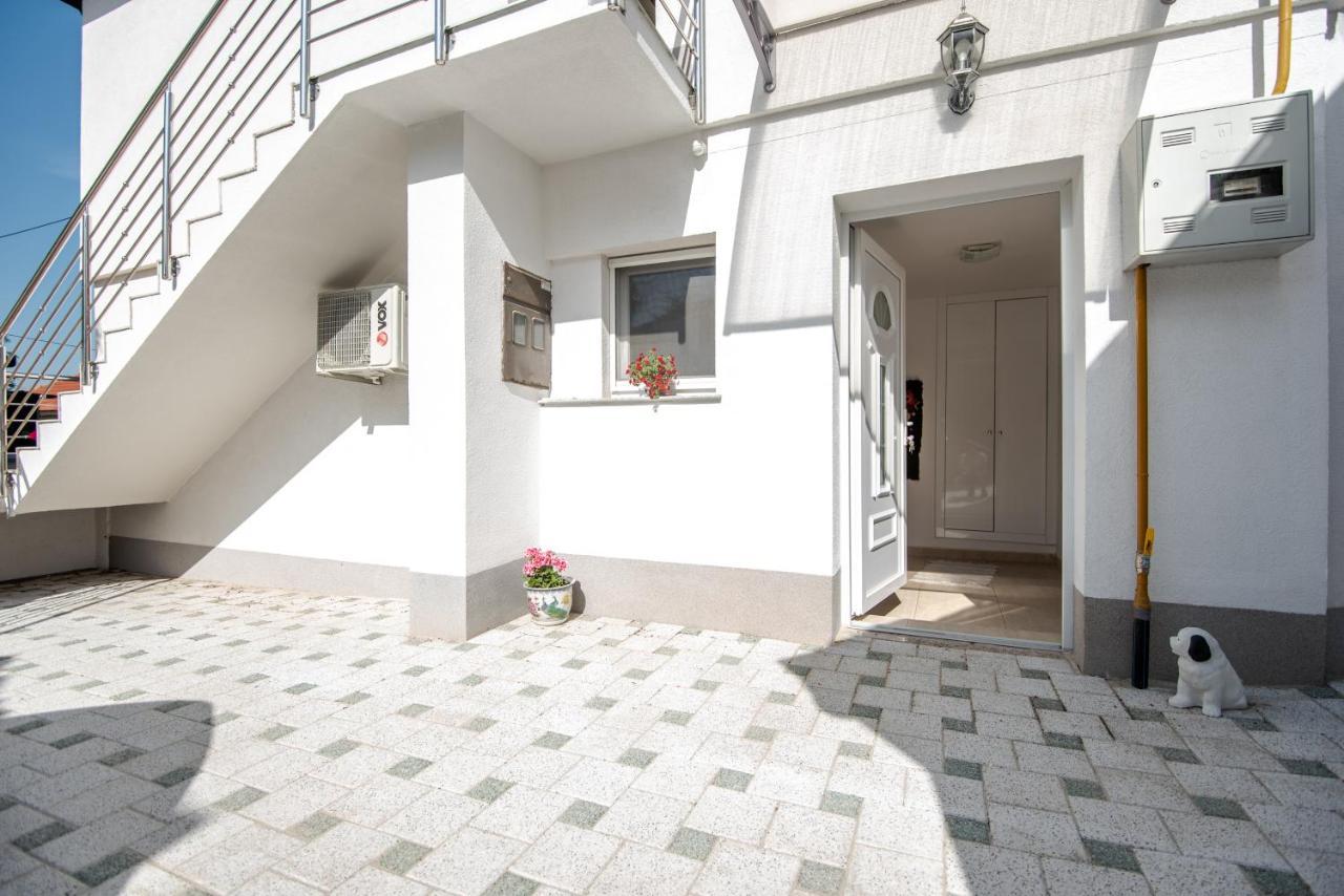Apartman Mira SJJ Exterior foto